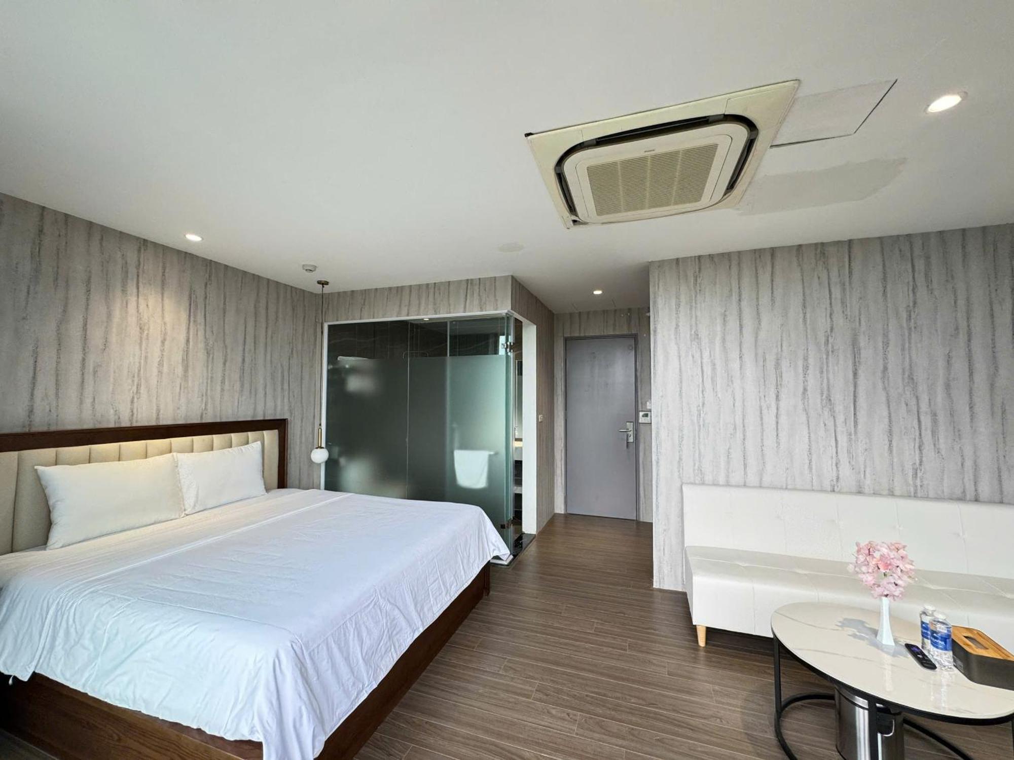 22land Moon West * Hanoï